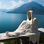 ¿Esculturas de fantasmas? Conozca los artísticos “espectros” del castillo de Vezio