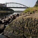 “Las piedras del hambre”: Las profecías escritas en rocas que dejó al descubierto la sequía en Europa