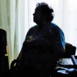 Escalofriante foto muestra el supuesto fantasma de una bisabuela vigilando a un niño