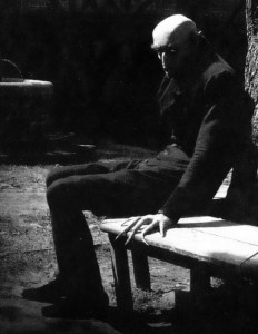 Max Schrek toma un descanso en el set de 'Nosferatu' en 1922.
