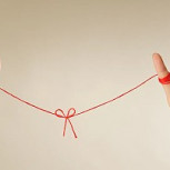 El hilo rojo del destino: Cuando una persona está predestinada a encontrar a su alma gemela