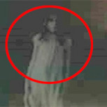 Foto nocturna de un incendio mostraría al supuesto fantasma de una niña con su muñeca