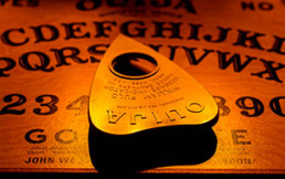 La ouija: El origen del misterioso tablero para contactar a los espíritus de los muertos