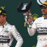 Hamilton gana en China y Rosberg se hunde entre confusiones