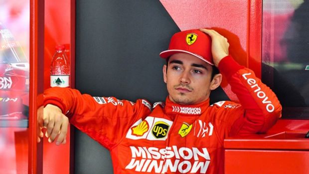 Prensa italiana pide a Ferrari que deje correr a Charles Leclerc con más libertad