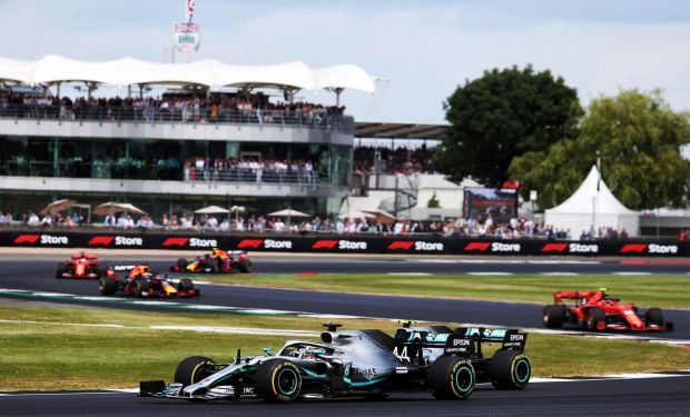 Lewis Hamilton gana en Inglaterra en una de las mejores carreras en la Fórmula 1