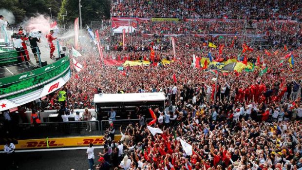 Los tifosis celebraron con todo el triunfo de Ferrari