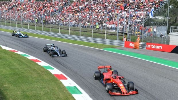 Los Mercerdes atacaron durante toda la carrera al Ferrari de Leclerc