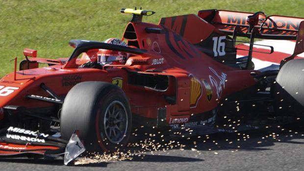 Leclerc y su auto destrozado por el encontrón con Verstappen