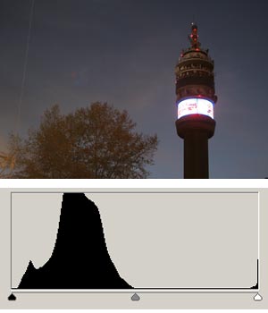 fotografía nocturna de la torre entel - con histograma
