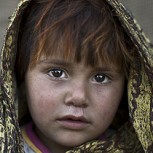Los niños que no sonríen: 15 fotos sobrecogedoras de menores refugiados en Pakistán