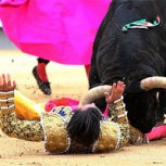 Fotos de la venganza de los toros: Dramáticas cornadas a toreros obligan a suspender corrida