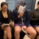 Fotos de pasajeros sin pantalones: Usuarios del metro se sorprenden con singular iniciativa