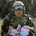 20 poderosas fotos que muestran la bondad humana en medio de los terribles horrores de la guerra