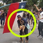 Perro rompe pelota con la que militares y civiles jugaron durante las protestas: Fotos del divertido momento