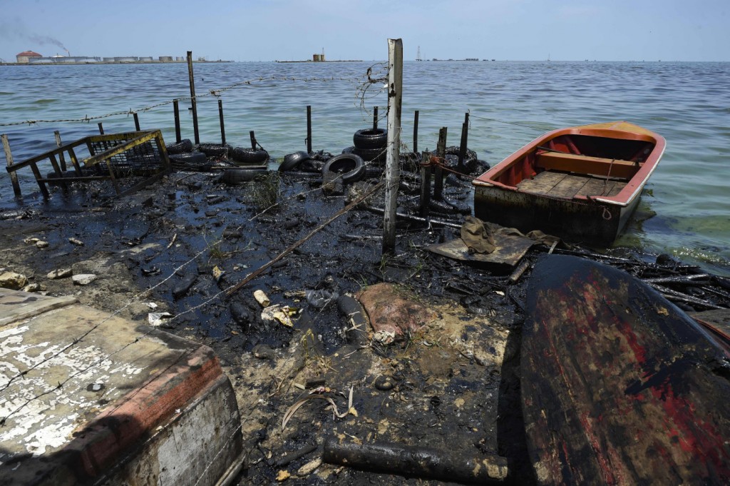 DOUNIAMAG-VENEZUELA-CRISIS-POLLUTION-MARACAIBO LAKE