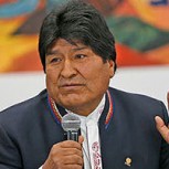 Evo Morales durmiendo en el suelo tras renunciar y luego viajando en chárter a México: Fotos lo llenan de críticas