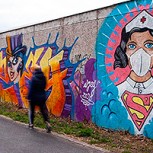 El coronavirus se toma las brochas y sprays del arte callejero: Obras muestran el impacto de la pandemia