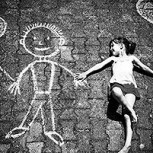 Foto genera escalofríos en internet: Niña posa junto a supuesto “amigo imaginario”