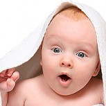 Madre le pone uñas postizas a su bebé y el diseño se gana el repudio de las redes sociales