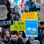 Ucrania: Miles de personas protestan alrededor del mundo contra los ataques rusos