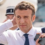 Macron revoluciona la campaña electoral en Francia con la foto más informal y relajada que ha mostrado