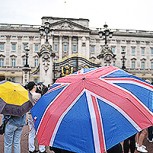 Fotos: Miles de británicos se congregan en las afueras de Palacio de Buckingham para despedir a la Reina Isabel II