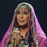 Cher se tomó las pasarelas de París a los 76 años con un look marcado por el látex