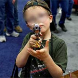Niños manejando armas: Las fotos que indignan a miles en Estados Unidos