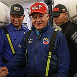 Diosdado Cabello desata polémica en las redes por selfie con venezolanos deportados de EE.UU.