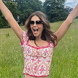 Elizabeth Hurley sorprende a todos con foto en “modo atardecer”