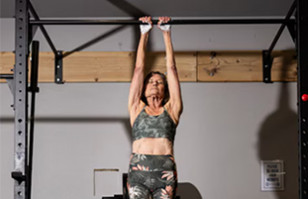 Fotos de la mujer de 81 a&ntilde;os que rompi&oacute; el r&eacute;cord en una barra de dominadas