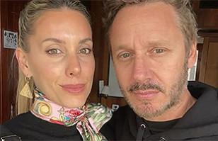 Pareja de Benjam&iacute;n Vicu&ntilde;a sorprende con look &ldquo;total black&rdquo;