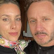 Pareja de Benjamín Vicuña sorprende con look “total black”