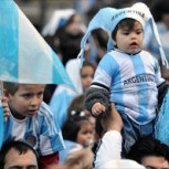 Impacto por foto de niña subida a alambrado como si fuera una barra brava
