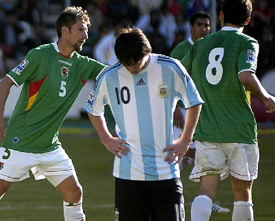 Messi sufre el 1-6 ante Bolivia en 2009.