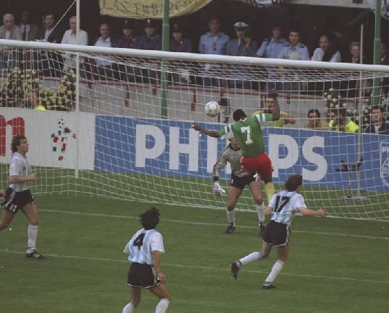 Biyik amargó el debut argentino del Mundial '90.