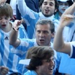 Hinchas argentinos y croatas calentaron la previa con un duelo de canciones