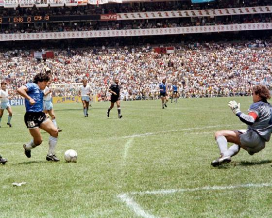 "El gol del siglo" en los pies de Maradona.