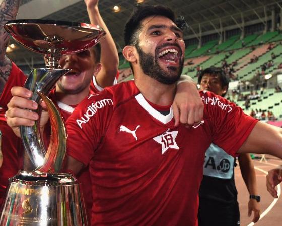 Romero celebró la Copa Suruga Bank en 2018 con la camiseta del "Rojo".
