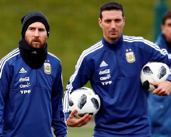 Messi y Scaloni, los líderes de la delegación que viajará a Brasil.