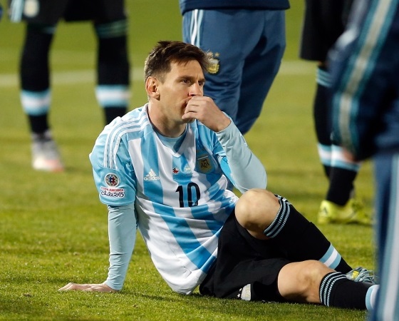 Messi se lamenta tras la derrota ante Chile en 2015.