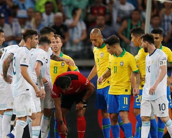 Argentina y Brasil protagonizaron un duelo con polémicas.