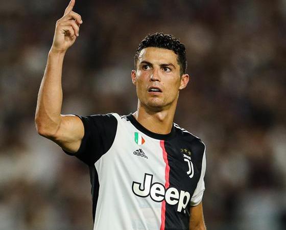 Ronaldo "hace un gol y te vende un shampoo", según Diego.