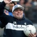 Maradona se emocionó hasta las lágrimas en su primer día en Gimnasia: Fotos y videos de la presentación