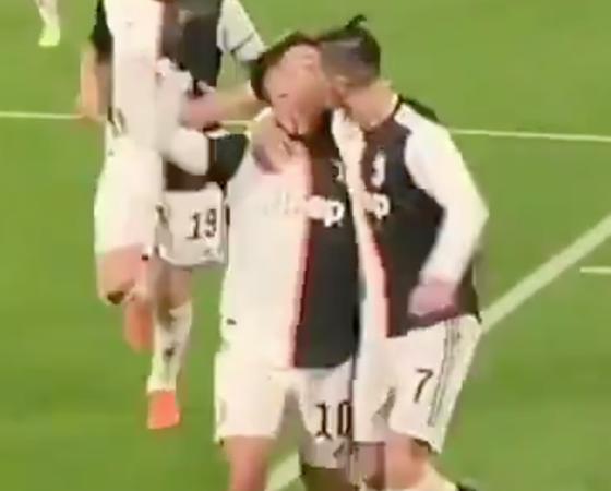 Así se "besaron" Dybala y Cristiano Ronaldo.