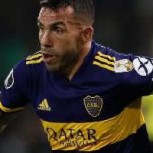 Carlos Tevez agrede ferozmente a un rival, pero apenas es amonestado: Video del tenso momento