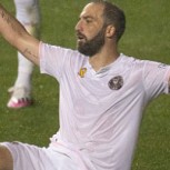 El gran show de Higuaín en su debut en la MLS: Penal a las nubes y pelea con rivales por supuestas burlas