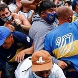 Incidentes entre hinchas y la Policía opacaron el velorio de Diego Maradona en la Casa Rosada