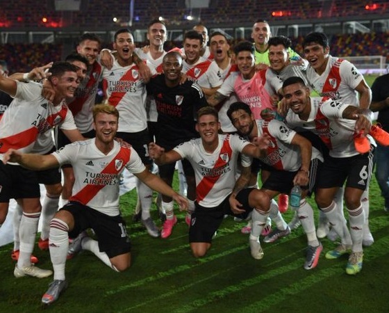River se consagró campeón de la Supercopa Argentina tras golear 5-0 a Racing.
